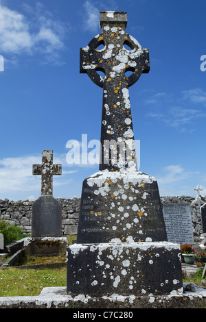 Croix en pierre dans le cimetière de Kilfenora Cathédrale, Kilfenora, le Burren, comté de Clare, Irlande Banque D'Images