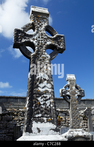 Croix en pierre dans le cimetière de Kilfenora Cathédrale, Kilfenora, le Burren, comté de Clare, Irlande Banque D'Images