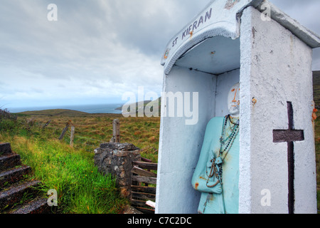 St.Ciaran's puits sacré dans paysage irlandais, Glencolmcille, comté de Donegal, en République d'Irlande Banque D'Images