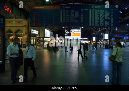 La plate-forme CFF à la gare principale de Zurich, Suisse CH Banque D'Images