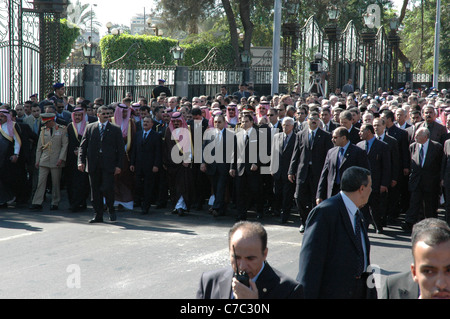 Chefs d'État et des personnalités à pied avec l'Égypte, Moubarak Ben Ali de la Tunisie, l'Arabie, le Roi Abdallah, à l'enterrement de Yasser Arafat au Caire Banque D'Images