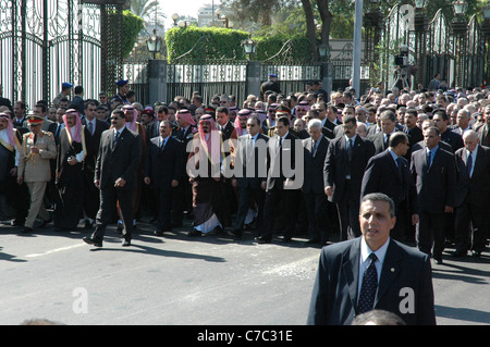 Chefs d'État et des personnalités à pied avec l'Égypte, Moubarak Ben Ali de la Tunisie, l'Arabie, le Roi Abdallah, à l'enterrement de Yasser Arafat au Caire Banque D'Images