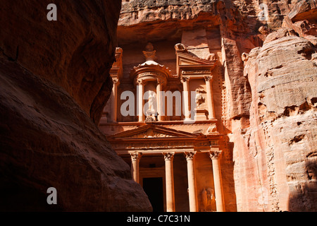 Al Khazneh, le Trésor, vu de de la Siq, Petra, Jordanie Banque D'Images