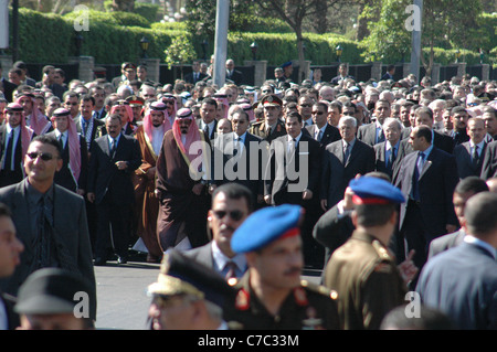 Chefs d'État et des personnalités à pied avec l'Égypte, Moubarak Ben Ali de la Tunisie, l'Arabie, le Roi Abdallah, à l'enterrement de Yasser Arafat au Caire Banque D'Images