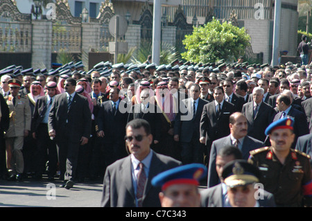 Chefs d'État et des personnalités à pied avec l'Égypte, Moubarak Ben Ali de la Tunisie, l'Arabie, le Roi Abdallah, à l'enterrement de Yasser Arafat au Caire Banque D'Images