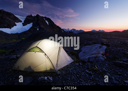 Backpacker's tente dans la région de Ferry Bassin, Bailey, Traverse, gamme Olympic National Park, Washington Banque D'Images