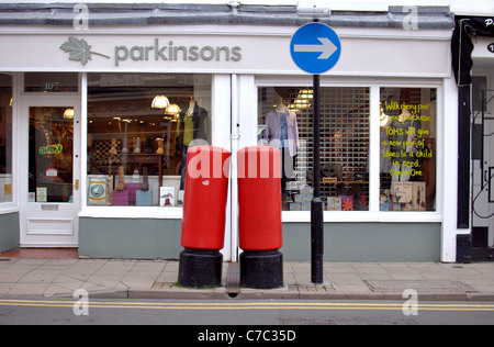 Deux boîtes de type K à Regent Street, Leamington Spa, Warwickshire, England, UK Banque D'Images