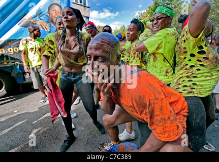 Les personnes couvertes dans le chocolat à Notting Hill Carnaval Antillais annuel à Londres 2011 Banque D'Images