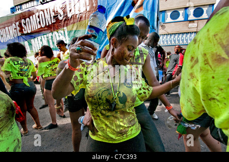 Les personnes couvertes dans le chocolat à Notting Hill Carnaval Antillais annuel à Londres 2011 Banque D'Images