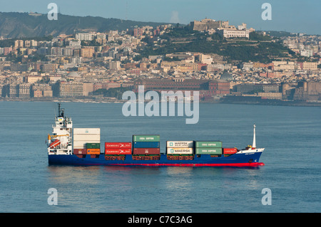 Un porte-conteneurs (avec la Chine des conteneurs d'expédition) sails passé Naples, Italie. Banque D'Images