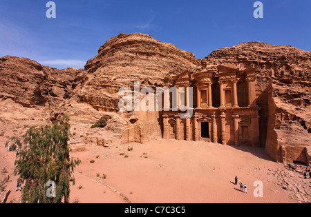 Le monastère, sculpté dans la roche, à Petra, Jordanie Banque D'Images