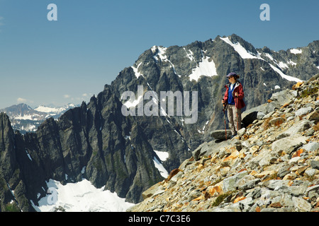 Femme en randonnée sur la crête de montagne rocheuse, North Cascades National Park, Washington State, USA Banque D'Images