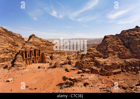 Le monastère, sculpté dans la roche, à Petra, Jordanie Banque D'Images