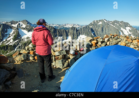 Femme à l'arrière-pays de haute montagne camping sur bras Sahale, North Cascades National Park, des cascades, de l'État de Washington, USA Banque D'Images