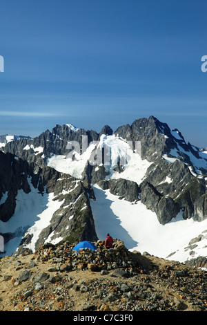 Femme à l'arrière-pays de haute montagne camping sur bras Sahale, North Cascades National Park, des cascades, de l'État de Washington, USA Banque D'Images