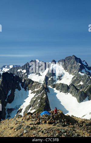 Femme à l'arrière-pays de haute montagne camping sur bras Sahale, North Cascades National Park, des cascades, de l'État de Washington, USA Banque D'Images