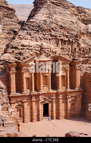 Le monastère, sculpté dans la roche, à Petra, Jordanie Banque D'Images