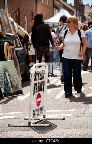 Brighton Street marché le samedi matin, femme en passant par une peinture stall Banque D'Images