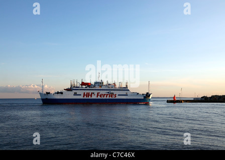 Un ferry de l'HH ferries quittant le port d'Elseneur dans le coucher du soleil pour la traversée de 20 minutes à l'Oresund Helsingborg Banque D'Images