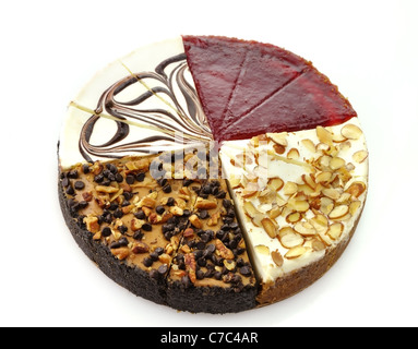 Tranches de fromage, amaretto, tourbillon de chocolat,chocolat blanc et tortue au chocolat framboise Banque D'Images