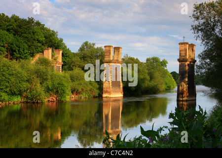 Partiellement démantelés pont de chemin de fer traversant la rivière Severn, près de Bewdley, Worcestershire, Angleterre. Banque D'Images