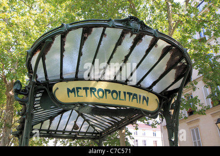 Entrée Art nouveau du métro à Paris, France Banque D'Images