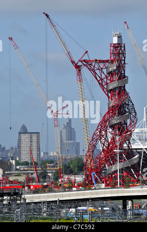 Tour Orbit d'Arcelor Mittal dans le bâtiment du parc des Jeux Olympiques de Londres en 2012 Et chantier de construction avec vue sur la ville de Cranes au-delà de Stratford East Londres Angleterre Royaume-Uni Banque D'Images