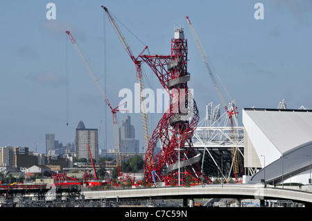 Tour Orbit d'Arcelor Mittal dans le bâtiment du parc des Jeux Olympiques de Londres en 2012 Et chantier de construction avec vue sur la ville de Cranes au-delà de Stratford East Londres Angleterre Royaume-Uni Banque D'Images