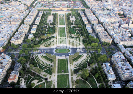 Vue aérienne du Champ de Mars au coucher du soleil depuis le sommet de la Tour Eiffel, Paris, France Banque D'Images