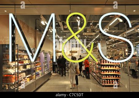 Foodhall Beyond M&S enseigne lumineuse montée sur la vitrine du centre commercial Westfield Stratford City Newham East London Angleterre Royaume-Uni Banque D'Images