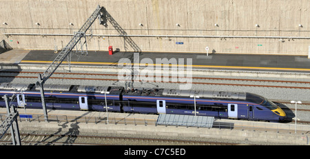 Regardant vers le bas sur une partie de la haute vitesse un Channel Tunnel Rail Link avec le sud-est de high speed train arrivant Javelin Stratford International England UK Banque D'Images