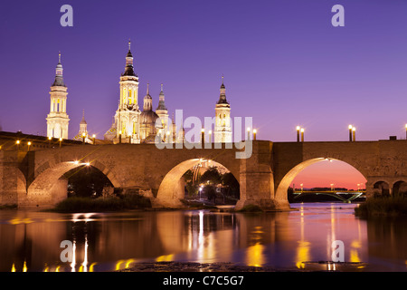 Pont romain et basilique de 'El PIlar de Saragosse (Espagne) Banque D'Images