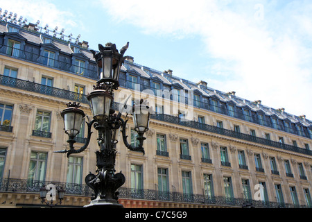 Vue rapprochée des lumières de rue et immeuble haussmannien à Paris, France Banque D'Images