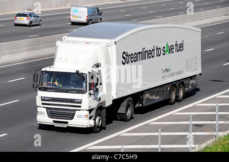 Chaîne logistique de livraison de magasin articulée M&S simplifiée DAF CF camion et remorque hgv avec slogan d'économie de carburant M25 autoroute route Essex Angleterre Royaume-Uni Banque D'Images