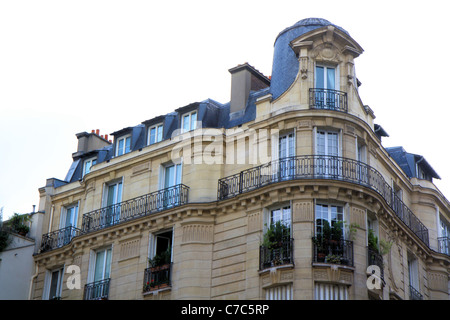 Vue rapprochée de l'immeuble haussmannien avec rotonde à Paris, France Banque D'Images