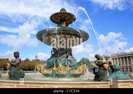 Vue rapprochée de la fontaine des mers de la place de la Concorde, Paris, France Banque D'Images