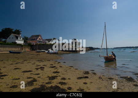 Peu d'salboat prêt pour la voile. Larmor Baden, Golfe du Morbihan, Bretagne, France, Europe. Banque D'Images