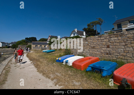 Walkin près de petits bateaux. Larmor Baden, Golfe du Morbihan, Bretagne, France, Europe. Banque D'Images