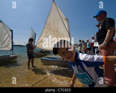 L'enfant spontané, la race des petits bateaux. Larmos Baden, Golfe du Morbihan, Bretagne, France, Europe. Banque D'Images