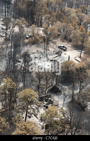 Vue aérienne de la maison détruite par le feu qui brûlait à travers une zone résidentielle très boisée près de Victoria au Texas. Banque D'Images