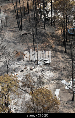 Vue aérienne de la maison détruite par le feu qui brûlait à travers une zone résidentielle très boisée près de Victoria au Texas. Banque D'Images