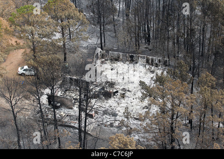 Vue aérienne de la maison détruite par le feu qui brûlait à travers une zone résidentielle très boisée près de Victoria au Texas. Banque D'Images