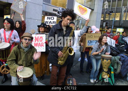 Pas de guerre (guerre Anti-Iraq) manifestation dans les rues de Tokyo, Japon, le 8 mars 2003. Banque D'Images