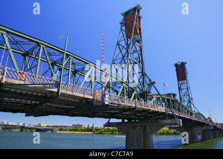 Vert et Rouge vieux pont de Portland contre un ciel bleu profond Banque D'Images