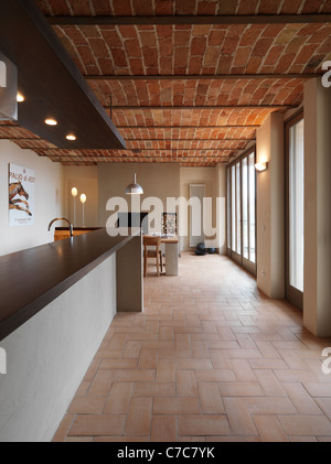 Salle à manger dans la maison rustique avec un sol en terre cuite et plafond en brique Banque D'Images