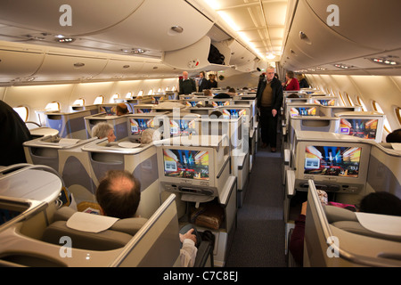 UK, les voyages aériens, les passagers en classe affaires l'embarquement pont supérieur d'Emirates Airlines A380 Banque D'Images