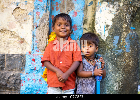 Deux jeunes garçons qui vivent dans la rue avec leurs parents à Mumbai, Inde Banque D'Images