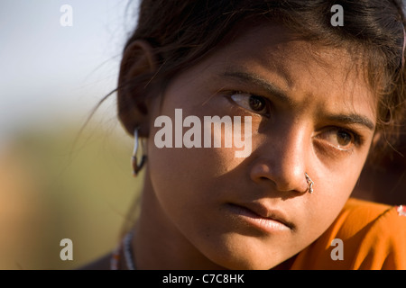 Un enfant dans un grand désert de Thar, Jaisalmer, Rajasthan, India Banque D'Images