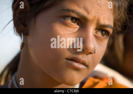 Un enfant dans un grand désert de Thar, Jaisalmer, Rajasthan, India Banque D'Images