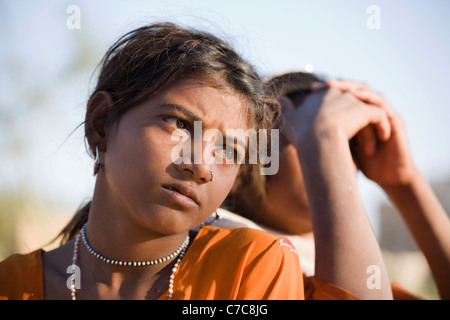 Un enfant dans un grand désert de Thar, Jaisalmer, Rajasthan, India Banque D'Images